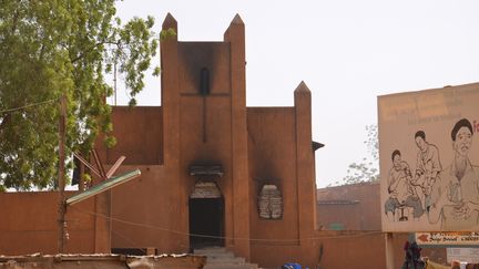 Une &eacute;glise de Niamey (Niger) incendi&eacute;e lors de manifestations hostiles &agrave; "Charlie Hebdo", le 17 janvier 2015. (BOUREIMA HAMA / AFP)