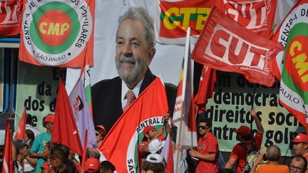 Lula, nouveau ministre d'Etat, et ancien président, est soutenu par ses partisans lors d'une manifestation, organisée le 18 mars 2016&nbsp;à Sao Paulo (Brésil). (NELSON ALMEIDA / AFP)