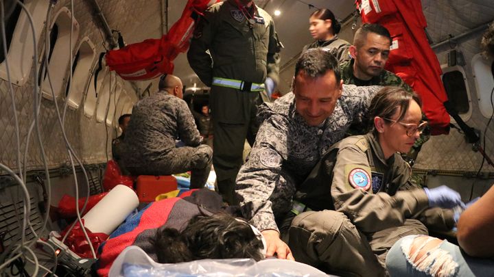 Les secours colombiens au chevet des enfants retrouvés dans la jungle, le 9 juin 2023. (COLOMBIAN AIR FORCE / AFP)