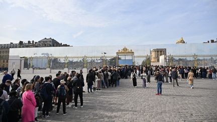 Des visiteurs devant l'entrée du château de Versailles (Yvelines), le 17 octobre 2023. (MUSTAFA YALCIN / ANADOLU / AFP)