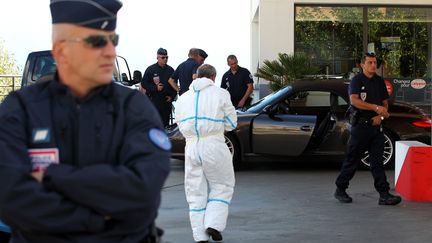 La voiture de l'avocat corse Antoine Sollacaro, le jour de son meurtre perp&eacute;tr&eacute; dans une station-service d'Ajaccio (Corse-du-Sud), le 16 octobre 2012. (PASCAL POCHARD CASABIANCA / AFP)