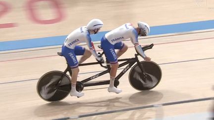 Alexandre Lloveras et Corentin Ermenault lors de l'épreuve de poursuite des Jeux paralympiques de Tokyo.&nbsp; (France.tv)