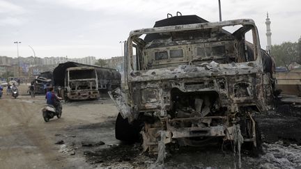 Des camions citernes transportant de l'essence ont &eacute;t&eacute; br&ucirc;l&eacute;s par des manifestants qui voulaient les emp&ecirc;cher de se rendre en Syrie, &agrave; Tripoli (Liban), le 15 mars 2013. (JOSEPH EID / AFP)