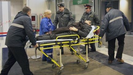 Evacuation des blessés à l'aéroport Moscou-Domodedovo après un attentat-suicide, le 24 janvier 2011. (AFP/ANDREY SMIRNOV)