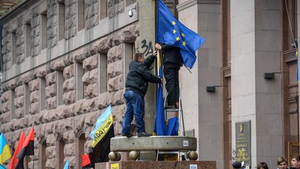 Des manifestants pro-europ&eacute;ens &agrave; Kiev (Ukraine), le 5 d&eacute;cembre 2013. (ALEXEY KUDENKO / RIA NOVOSTI / AFP)