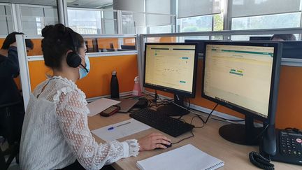 Téléconseillère à la CPAM de Loire-Atlantique, Gaëlle remonte les chaînes de contamination pour trouver qui a contaminé les personnes testées positives au Covid-19. (BORIS HALLIER / RADIO FRANCE)