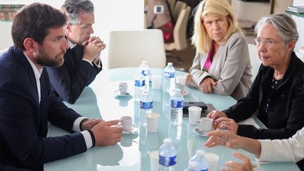 Le maire de L'Haÿ-les-Roses (Val-de-Marne), Vincent Jeanbrun, (à gauche), face à la Première ministre Elisabeth Borne, le 2 juillet 2023. (CHARLY TRIBALLEAU / AFP)