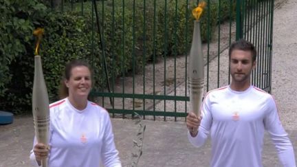 L'ex-nageuse Laure Manaudou récupère la flamme olympique de la torche du champion olympique Stefanos Ntouskos, à Olympie (Grèce), le 16 avril 2024. (FRANCEINFO)