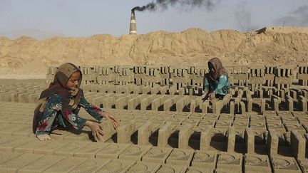 viennent des villages pauvres de la province orientale de Nangarhar (à l’Est). Près de 80% des enfants des briquetiers travaillent aussi. Certains d’entre eux ont à peine 5 ans, alors que la loi interdit aux enfants de moins de 14 ans de travailler. La plupart d’entre eux n’ont aucune protection médicale, pourtant certains souffrent des maladies respiratoires, d’une croissance osseuse altérée et d’arthrite.   (AP Photo/Rahmat Gul)