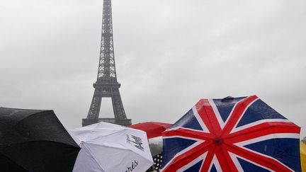  (Touristes devant la Tour Eiffel. © Eric Gaillard/Reuters)