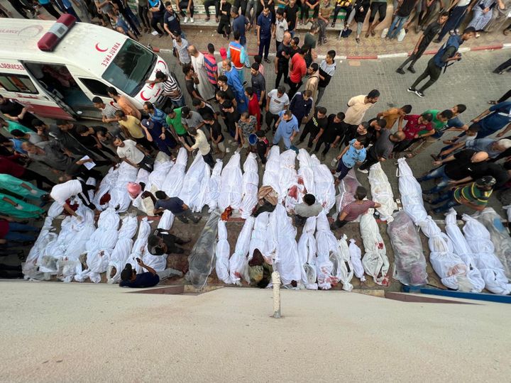 The bodies of Palestinians killed in the bombing of the Jabalia camp, in Gaza, October 31, 2023. (FADI ALWHIDI / ANADOLU / AFP)