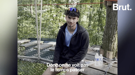 Voilà deux étés que Noé est moniteur d’accrobranche à Dunkerque. Un job qui lui permet de s’immerger dans la nature, tout en créant du lien avec les clients.