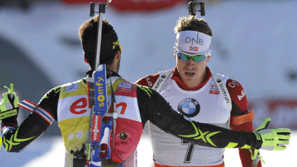 Le Français Martin Fourcade (de dos) félicite son adversaire Norvégien Emil Svendsen