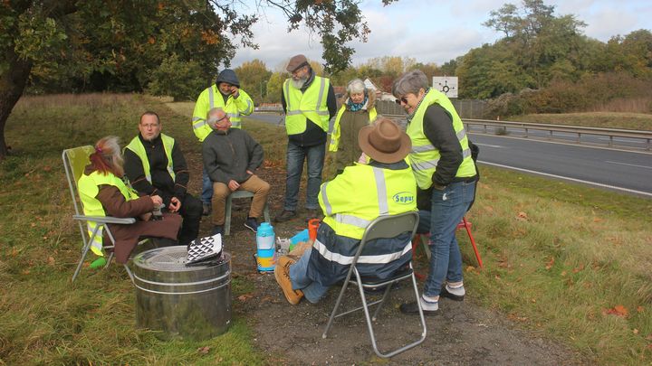 Une dizaine de "gilets jaunes" sont réunis, le 28 octobre 2023 au matin, près du rond-point d'Allonne, près de Beauvais (Oise). (CLEMENT PARROT / FRANCEINFO)