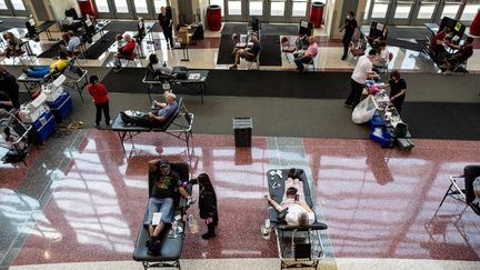 Une collecte de sang dans un centre de Louisville, dans le Kentucky (Etats-Unis), le 7 juillet 2023. (JON CHERRY / GETTY IMAGES NORTH AMERICA / AFP)