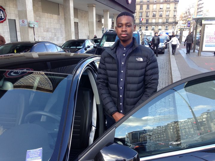 Idrissa Wague est chauffeur Loti depuis deux mois.&nbsp; (SIMON GOURMELLET / FRANCETV INFO)