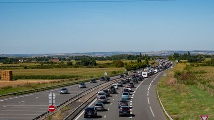 Des files de voitures sur l'A71 à Gerzat (Puy-de-Dôme), le 11 août 2024. (ANNABELLE HAMIL / AFP)