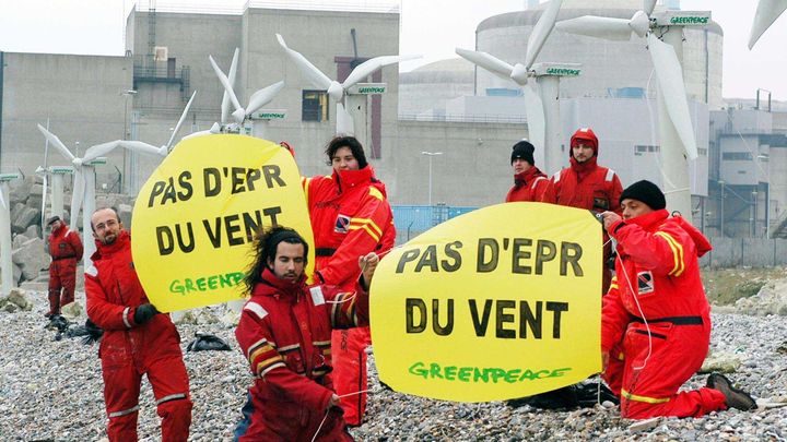 Les militants de Greenpeace, le 4 d&eacute;cembre 2003 &agrave; la centrale de Penly. (BEAUFILS/SIPA)