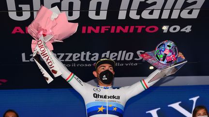 L'Italien Giacomo Nizzolo de l'équipe&nbsp;Qhubeka - Assos sur le podium après avoir remporté la 13e étape du Giro, vendredi 21 mai 2021. (DARIO BELINGHERI / AFP)