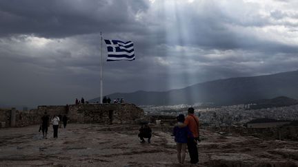 Un drapeau grec flotte &agrave; Ath&egrave;nes, la capitale du pays, le 22 juin 2015. (PETROS GIANNAKOURIS / AP / SIPA)