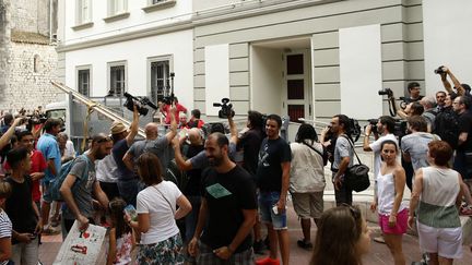 Foule devant le Théâtre-Musée Dalí à Figueras (Catalogne espagnole) lors de l'exhumation de l'artiste, qui a eu lieu à l'abri des regards des curieux et des journalistes
 (Manu Fernandez / AP / SIPA)