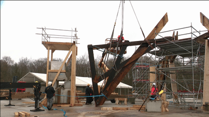 Le socle de la flèche de Notre-Dame de Paris vient d’être récréé par des charpentiers lorrains. Cette structure, aussi appelée tabouret, sera installée d’ici le 15 avril prochain. (France 3)