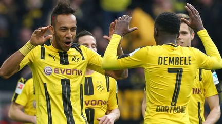 Pierre-Emerick Aubameyang (ici avec Ousmane Dembele), auteur du but de la victoire, termine meilleur réalisateur de la Bundesliga  (FRISO GENTSCH / DPA)