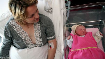 Une jeune maman et son b&eacute;b&eacute; dans un h&ocirc;pital en France, le 1er janvier 2008. (GILE MICHEL / SIPA)