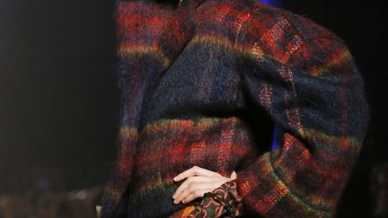 On ne va pas à un défilé de Vivienne Westwood pour voir du classique. Elle a choisi l'Oratoire du Louvre, un temple protestant, pour présenter sa collection. Mais le recueillement n'est pas au programme : l'éclairage pourrait être celui d'une boîte de nuit et la mariée n'a pas peur de montrer ses seins. La créatrice britannique a trouvé son inspiration en observant le travail de Charles Frederick Worth (1825-1895), couturier français d'origine britannique, connu pour être le fondateur de la haute couture. La rencontre au Pérou, avec les membres d'une tribu, a également joué un rôle dans la création de cette collection.
 (PATRICK KOVARIK / AFP)