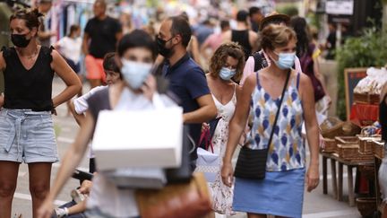 Des passants dans la rue à Ajaccio, en Corse-du-Sud, le 4 août 2021. (PASCAL POCHARD-CASABIANCA / AFP)