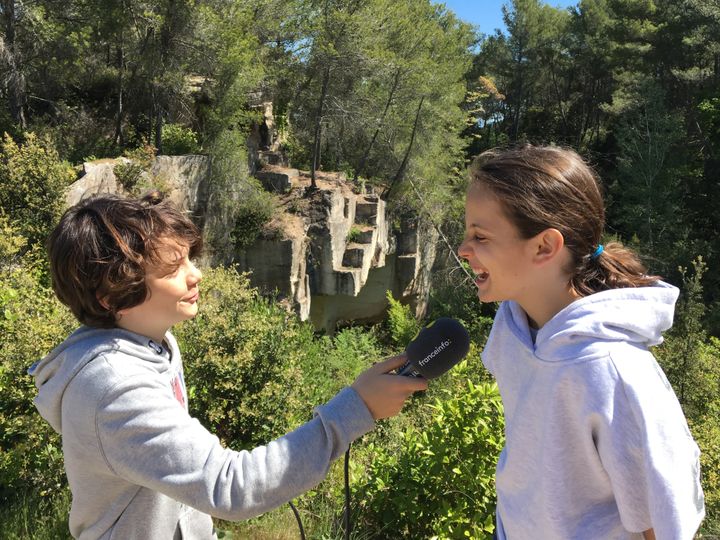 Arthur et Ava devant les anciennes carrières de la cité romaine de Glanum, au sud de Saint-Rémy de Provence. (INGRID POHU / RADIO FRANCE)