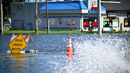 Une rue de South Daytona (Floride) après le passage de l'ouragan Milton, le 11 octobre 2024 (MIGUEL J. RODRIGUEZ CARRILLO / AFP)