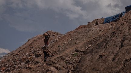 Mais au final, très peu d’orpailleurs ont pu trouver le métal précieux. De plus, la société civile a dénoncé les conditions de travail difficiles et dangereuses des mineurs. Au cours des cinq derniers mois, sept personnes sont mortes sur le site.&nbsp; (GUERCHOM NDEBO / AFP)