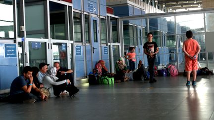 &nbsp; (Youssef et sa famille, ressortissants britanniques exfiltrés parle terminal israélien d'Erez. Ils attendent un bus pour rejoindre la Jordanie © Radio France/Benjamin Chauvin)