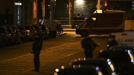 Des policiers sécurisent le secteur de Neudorf, le quartier où Cherif Chekatt a été abbatu le 13 décembre 2018 à Strasbourg.&nbsp; (SEBASTIEN BOZON / AFP)