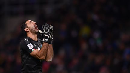 Le gardien et capitaine de l'équipe de foot d'Italie,&nbsp;Gianluigi Buffon, le 13 novembre 2017, lors de l'élimination de son équipe en éliminatoires de la Coupe du monde face à la Suède, au stade San Siro de Milan (Italie). (MARCO BERTORELLO / AFP)