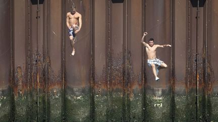 Des adolescents sautent de la&nbsp;Jet&eacute;e de Scheveningen &agrave; La Haye, le 25 juillet 2012. (EVERT-JAN DANIELS / ANP)