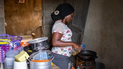 Elle raconte à l’AFP&nbsp;: "Pendant le confinement l'année dernière, les prix ont commencé à augmenter et ne se sont plus jamais arrêtés. On est à bout." Aujourd’hui, elle gagne environ 50 000 nairas par mois (102 euros) en vendant des planches sur le parvis de sa maison, loin des artères commerçantes, ce qui a fait baisser son chiffre d'affaires. Quand ses enfants tombent malades, du paludisme ou de la typhoïde, plus question d'aller à l'hôpital. "Trop cher", dit-elle à l’AFP. Désormais, elle privilégie les remèdes traditionnels comme le jus d'herbes.&nbsp; &nbsp; (BENSON IBEABUCHI / AFP)