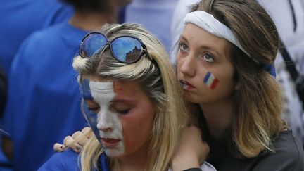 Les visages sont ferm&eacute;s pour ses supportrices fran&ccedil;aises qui ont assist&eacute; au match au stade du Maracana. Le parcours de la s&eacute;lection fran&ccedil;aise se termine l&agrave;. La f&ecirc;te est finie. (GONZALO FUENTES / REUTERS)