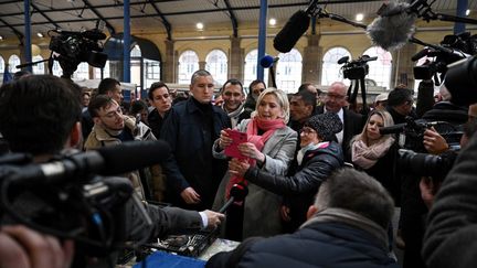 Marine Le Pen sur le marché de Haguenau (Bas-Rhin), le 1er avril 2022. (SEBASTIEN BOZON / AFP)