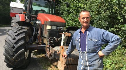 Pierre-Emmanuel Moreau, agriculteur en Eure-et-Loir, recherche un remplaçant temporaire dans sa ferme pour pouvoir prendre des congés. (GREGOIRE LECALOT / RADIO FRANCE)