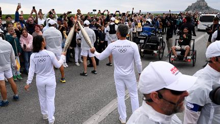 L'arrivée de la flamme olympique au Mont-Saint-Michel, dans la Manche, le 31 mai 2024. (MARTIN ROCHE / MAXPPP)