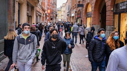 La foule masquée dans une rue commerçante de&nbsp;Toulouse (Haute-Garonne), le 11 décembre 2021. (JEAN-MARC BARRERE / HANS LUCAS / AFP)