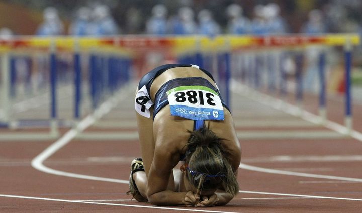 La d&eacute;tresse de Lolo Jones apr&egrave;s son &eacute;chec en finale des Jeux olympiques de P&eacute;kin sur 100 m haies, le 19 ao&ucirc;t 2008. (ANJA NIEDRINGHAUS / AP / SIPA)