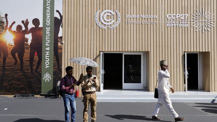 Les participants arrivent au Centre international des congrès de Charm-El-Cheikh, le premier jour du sommet sur le climat COP27, le 6 novembre 2027. (LUDOVIC MARIN / AFP)