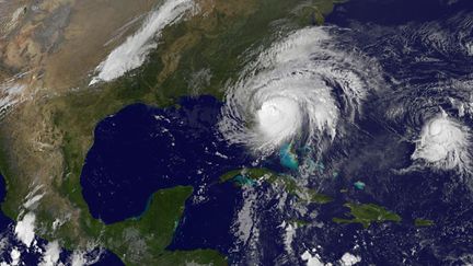 Image satellite de l'ouragan Matthew, le long de la côte Atlantique de la Floride (Etats-Unis), le 7 octobre 2016. (NOAA-NASA GOES PROJECT / AFP)