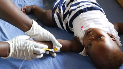 Un bébé souffrant de paludisme dans le centre médical de Bweyale en Ouganda, le 20 mars 2017. (Photo AFP/Godong/Bsip)