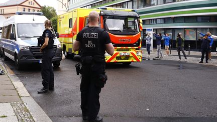 La police allemande surveille l'ambulance qui conduit l'opposant russe Alexeï Navalny à l'hôpital à Berlin, le 22 août 2020. (ABDULHAMID HOSBAS / ANADOLU AGENCY/AFP)