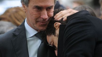 L'ancien ministre du Budget, J&eacute;r&ocirc;me Cahuzac, et Patrick Bruel lors des obs&egrave;ques du constitutionnaliste Guy Carcassonne, le 3 juin 2013. (ANTONIOL ANTOINE / SIPA)