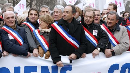 Jean-Fran&ccedil;ois Cop&eacute;, entour&eacute; d'&eacute;lus UMP lors de la manifestation contre le mariage pour tous, le 13 janvier 2013, &agrave; Paris.&nbsp; (FRANCOIS GUILLOT / AFP)